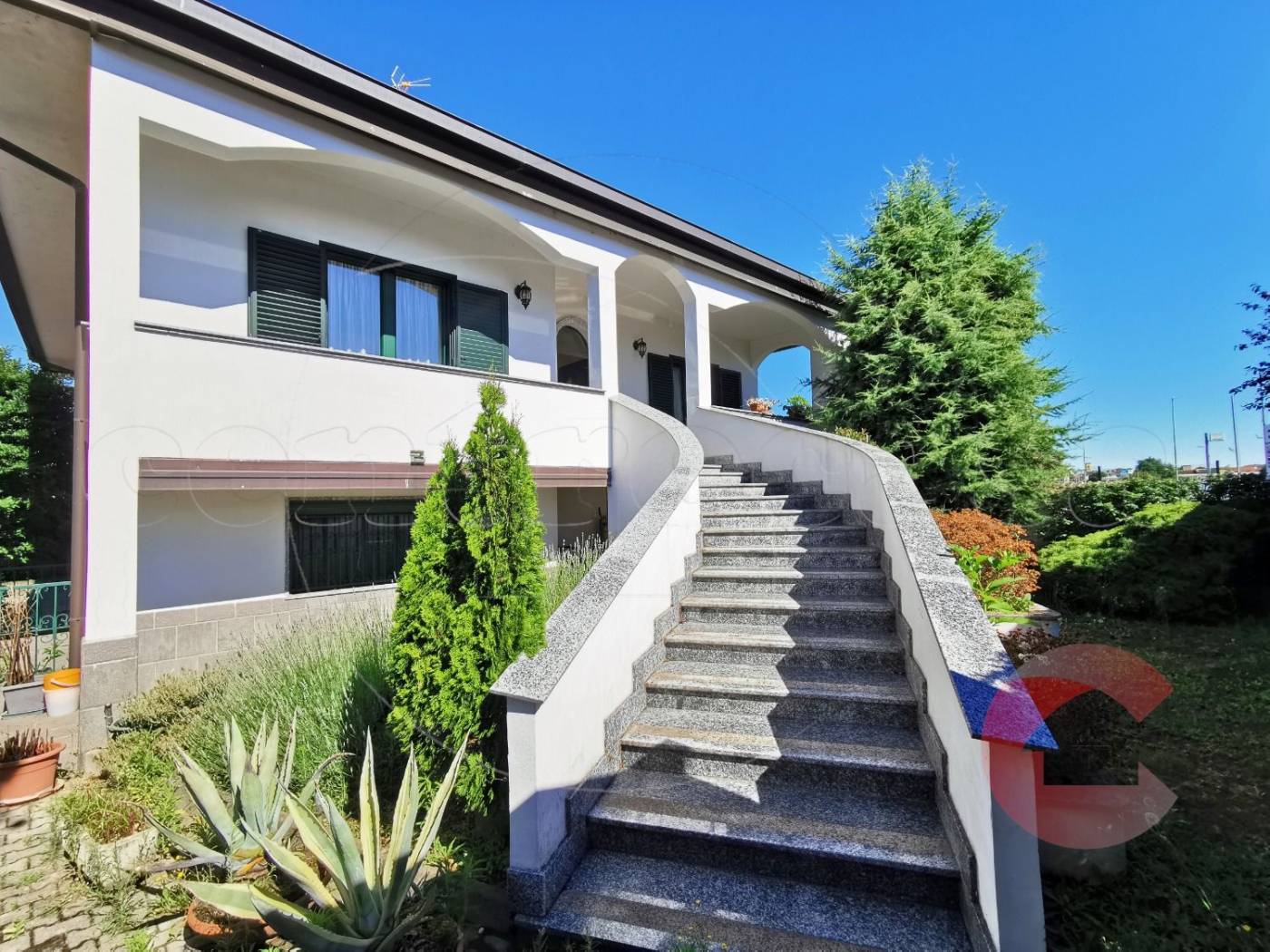 MAGENTA: villa signorile con box e giardino